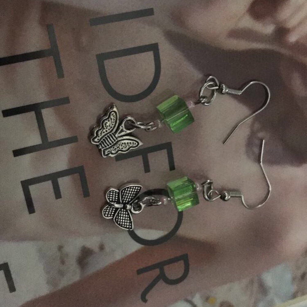 Handmade earrings $6 each!!🖤